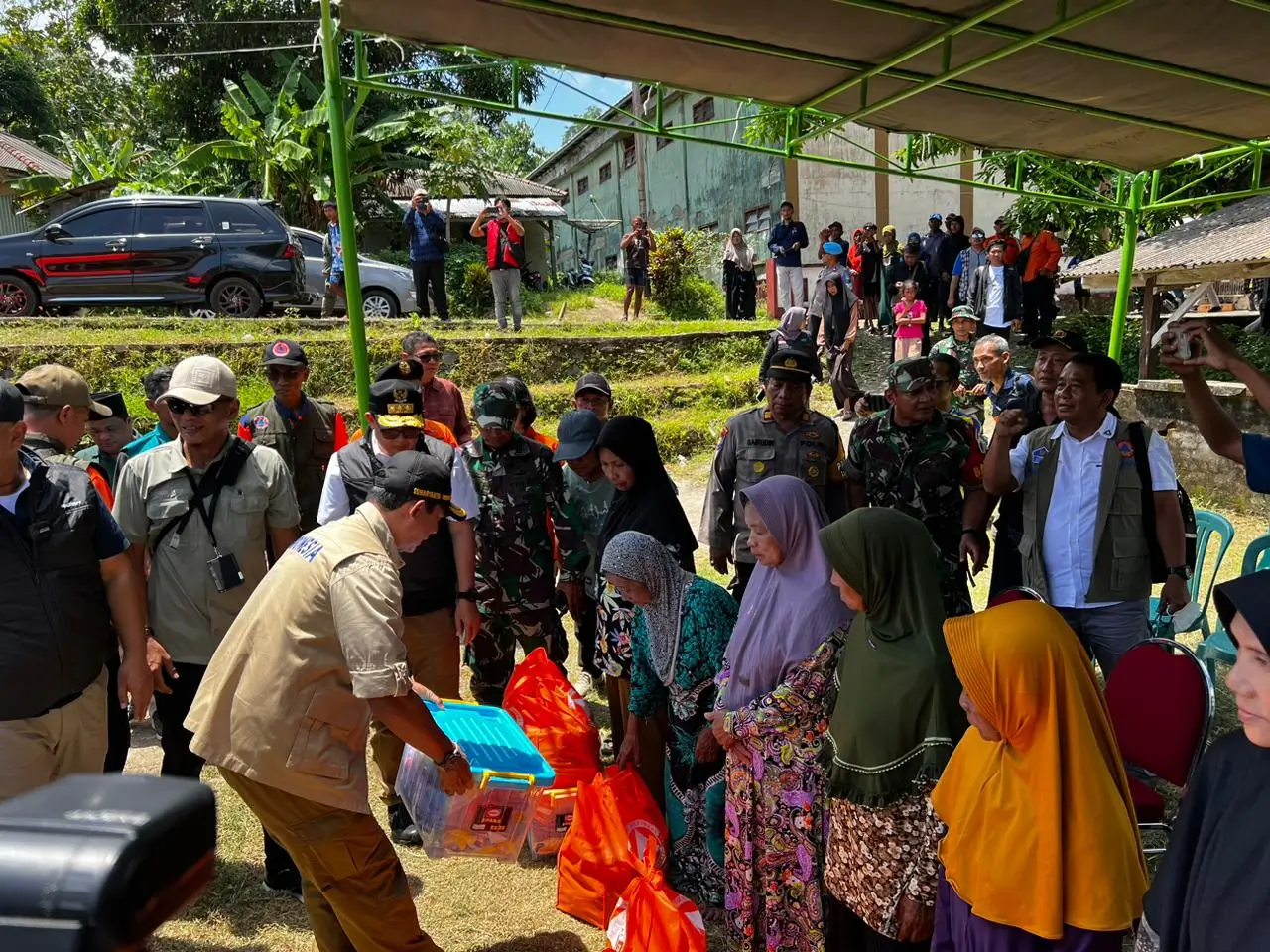 Kepala Badan Nasional Penanggulangan Bencan (BNPB) Letjen TNI Suharyanto, S. Sos., M.M (Kemeja dan rompi cokelat) saat memberikan bantuan secara langsung kepada pengungsi di Pulau Bawean, Kabupaten Gresik, Jawa Timur pada Minggu (24/3).
